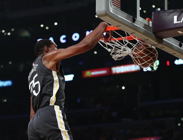 拜仁慕尼黑训练开放日，今夜更衣室发声引欢呼，NBA季后赛在即，轮换策略成焦点的简单介绍